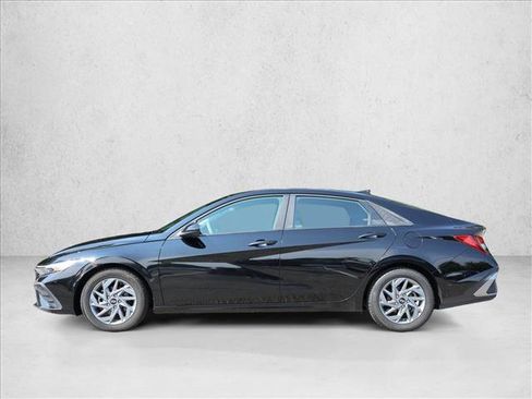 Used 2024 Hyundai Elantra SEL FWD image 8