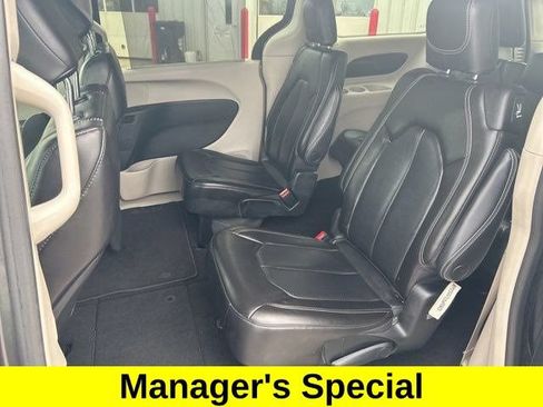 Used 2023 Chrysler Pacifica Touring-L FWD image 32