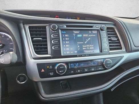 Used 2018 Toyota Highlander XLE image 18