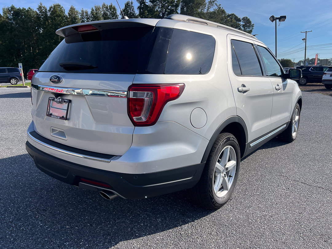 Used 2018 Ford Explorer XLT w/ Equipment Group 201A FWD image 9