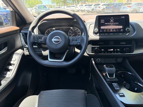 Used 2023 Nissan Rogue SV FWD image 2