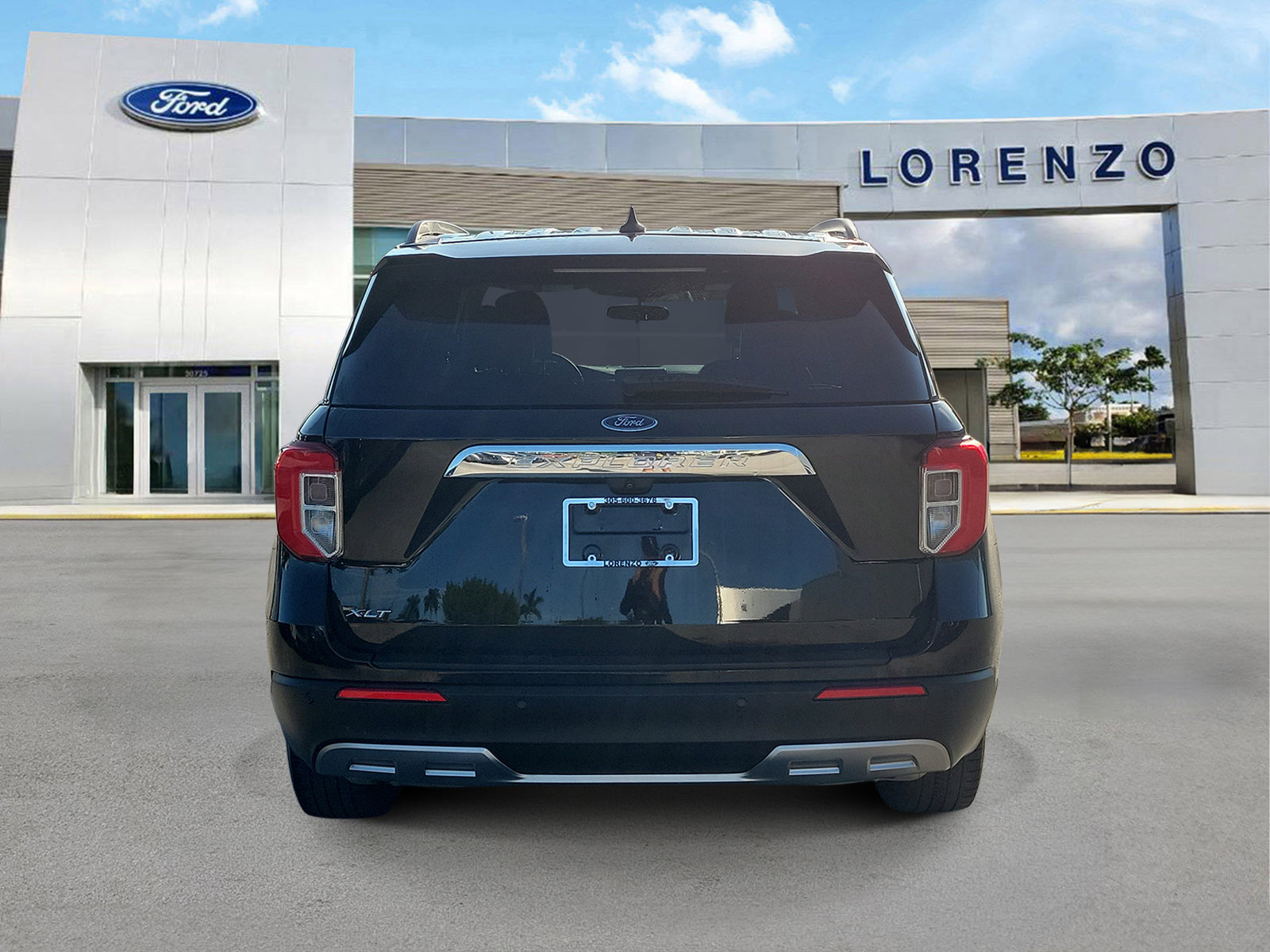Used 2023 Ford Explorer XLT w/ Equipment Group 202A RWD image 6