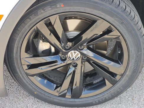 Used 2024 Volkswagen Tiguan SE R-Line AWD/4WD image 3