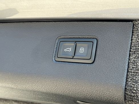 Used 2025 Bentley Bentayga image 25