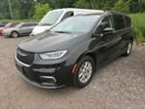Used 2022 Chrysler Pacifica Touring-L FWD image 2