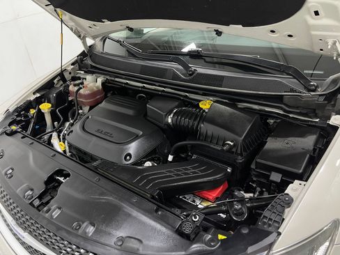 Used 2019 Chrysler Pacifica Limited w/ Tire & Wheel Group FWD image 27