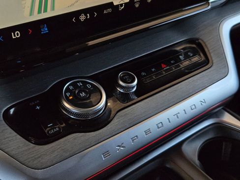 Used 2025 Ford Expedition Platinum image 20