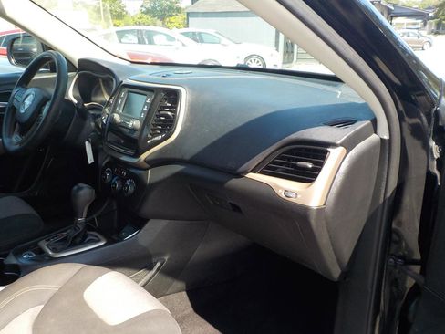 Used 2017 Jeep Cherokee Sport FWD image 24