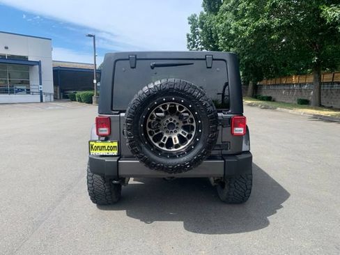 Used 2018 Jeep Wrangler Unlimited Sahara w/ Connectivity Group AWD/4WD image 4