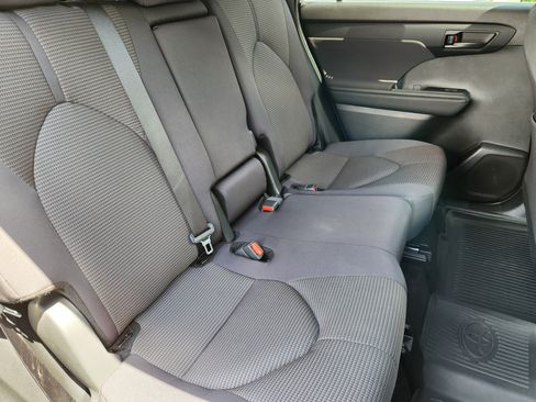 Used 2024 Toyota Highlander LE AWD/4WD image 17