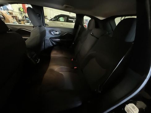 Used 2021 Jeep Cherokee Latitude AWD/4WD image 29