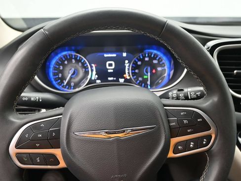 Used 2023 Chrysler Pacifica Touring-L FWD image 12