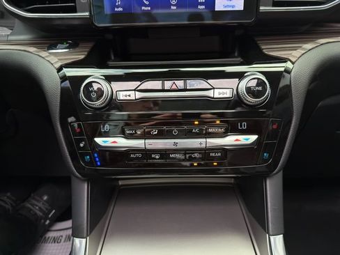Used 2021 Ford Explorer Limited w/ Equipment Group 301A AWD/4WD image 38