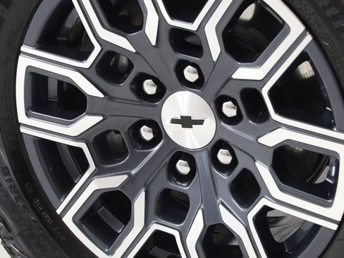 Used 2024 Chevrolet Colorado Z71 w/ Z71 Convenience Package 2 image 15