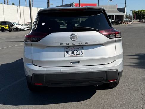 Used 2024 Nissan Rogue S FWD image 7