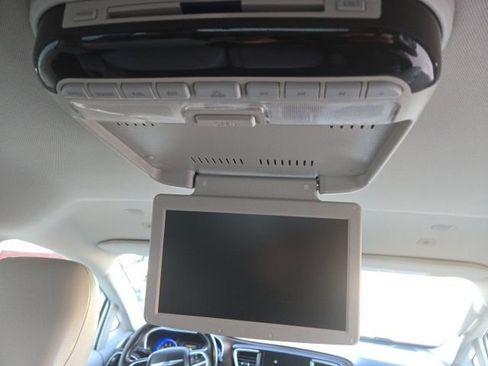 Used 2019 Chrysler Pacifica Touring-L image 13