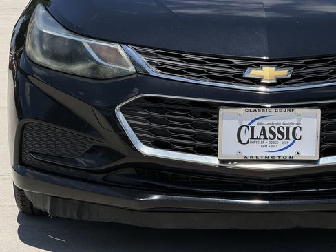 Used 2017 Chevrolet Cruze LT w/ Sun And Sound Package FWD image 9