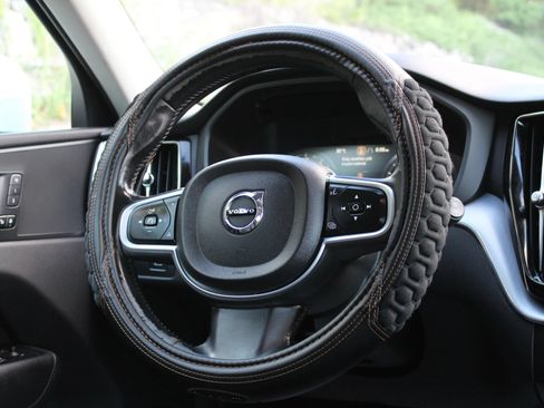 Used 2020 Volvo XC60 T5 Momentum AWD/4WD image 20