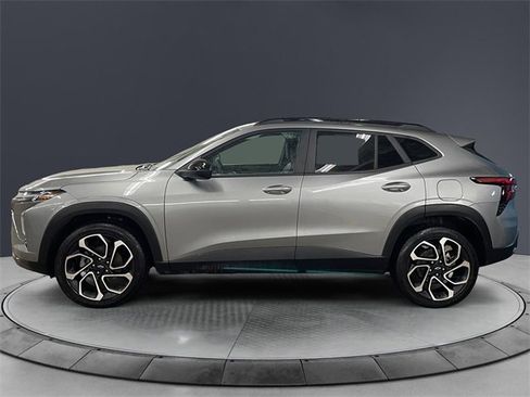 Used 2025 Chevrolet Trax RS w/ Sunroof Package image 2