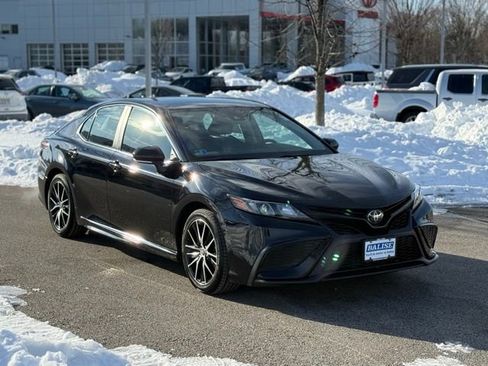 Used 2023 Toyota Camry SE image 3