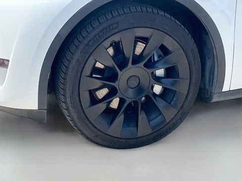 Used 2023 Tesla Model Y Long Range AWD/4WD image 32
