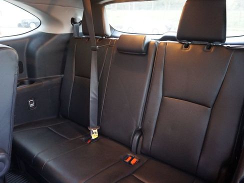Used 2024 Toyota Highlander XLE FWD image 18