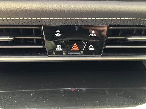 Used 2025 Volkswagen Atlas SE AWD/4WD image 22