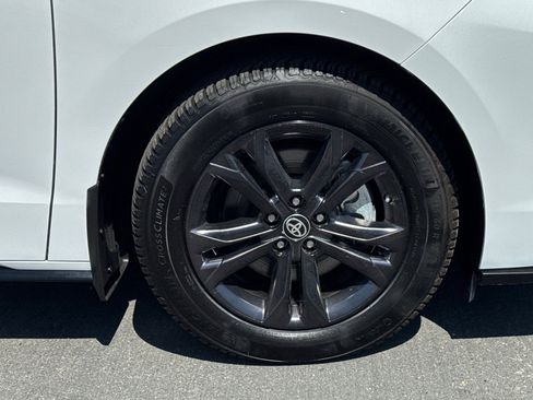 Used 2024 Toyota Sienna XSE w/ XSE Premium Package AWD/4WD image 4