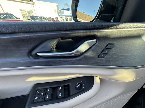 Used 2024 Jeep Grand Cherokee Limited w/ Black Appearance Package image 12