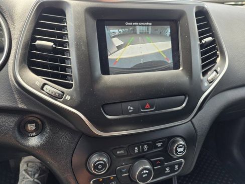 Used 2020 Jeep Cherokee Latitude Plus w/ Cold Weather Group FWD image 19