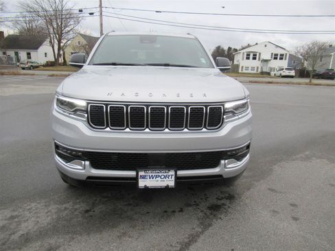 Used 2024 Jeep Wagoneer 4WD w/ Premium Group I image 2