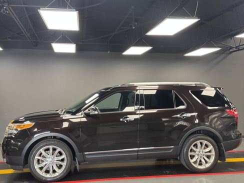 Used 2013 Ford Explorer XLT image 3