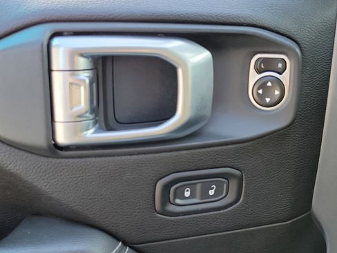 Used 2019 Jeep Wrangler Unlimited Sahara image 12