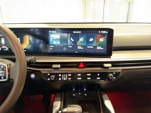 Used 2024 Kia Sorento LX image 16