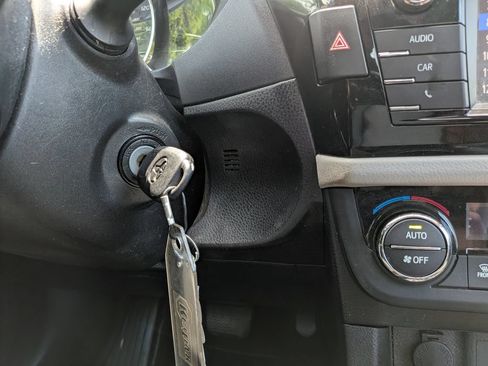 Used 2015 Toyota Corolla LE FWD image 18