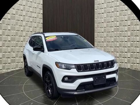 Certified 2025 Jeep Compass Latitude w/ Convenience Group AWD/4WD image 1
