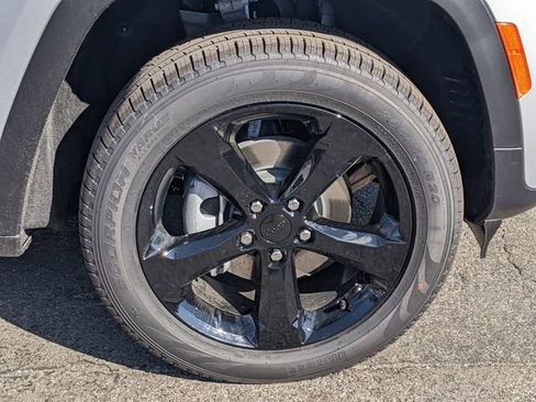 New 2026 Jeep Grand Cherokee Limited w/ Limited Altitude Package image 9