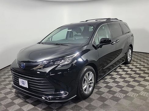 Used 2022 Toyota Sienna XLE image 12