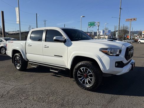 Used 2022 Toyota Tacoma TRD Sport image 2