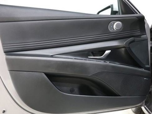 Used 2023 Hyundai Elantra Limited w/ Preferred Accessory Package FWD image 17