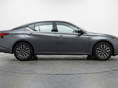 Used 2025 Nissan Altima 2.5 SV image 11