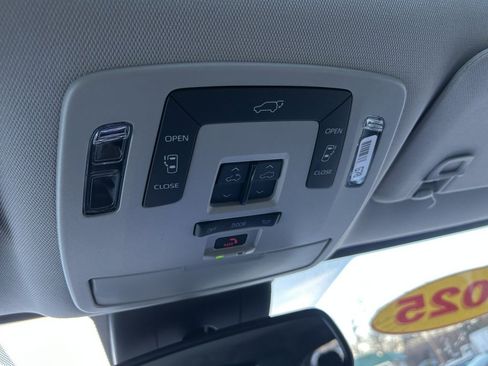 Used 2025 Toyota Sienna XLE image 22