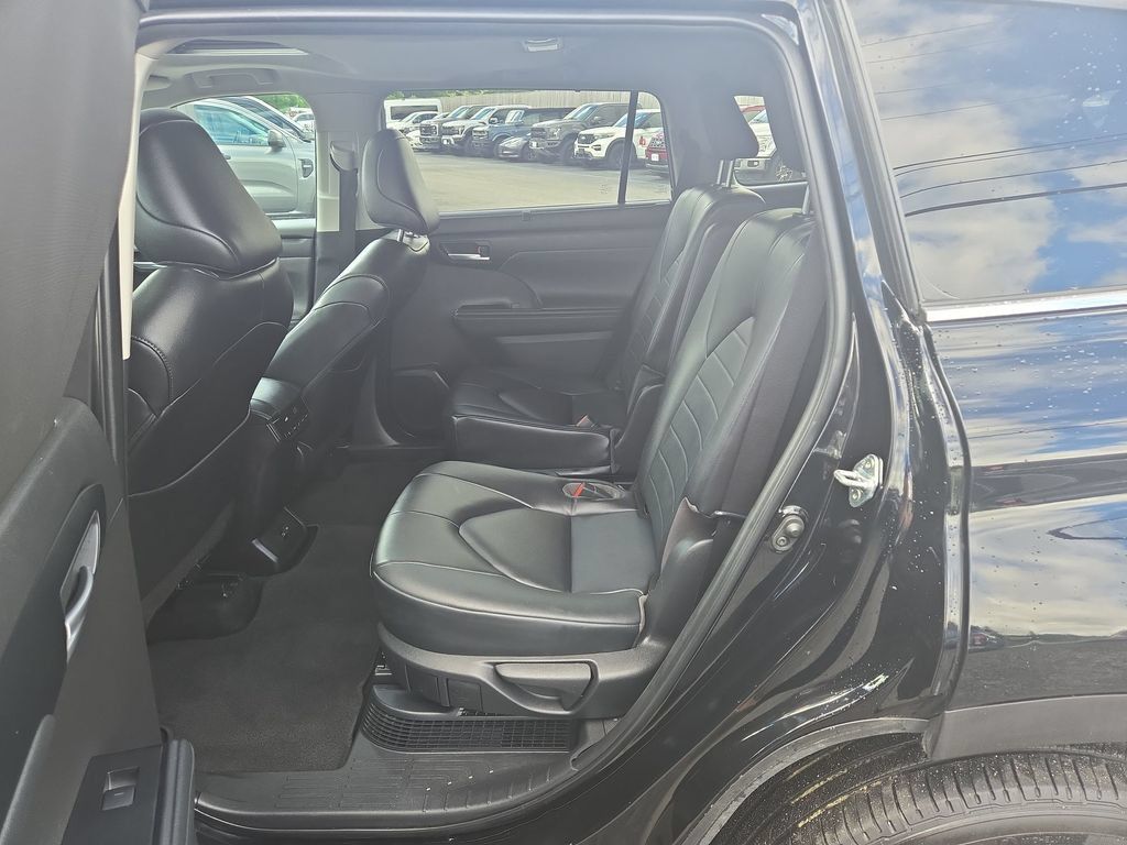 Used 2023 Toyota Highlander XLE AWD/4WD image 4