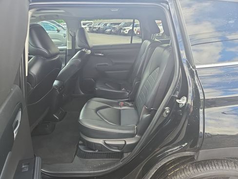 Used 2023 Toyota Highlander XLE AWD/4WD image 4