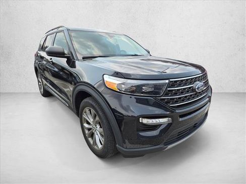 Used 2022 Ford Explorer XLT w/ Equipment Group 202A AWD/4WD image 3