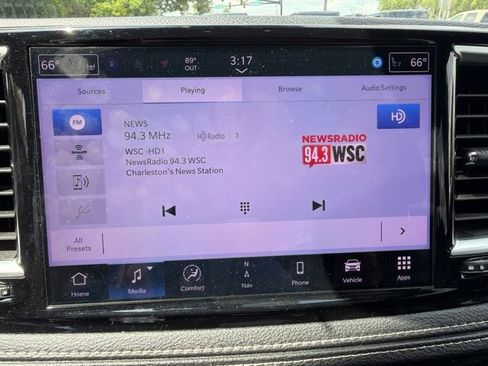 Used 2025 Chrysler Pacifica Limited FWD image 24