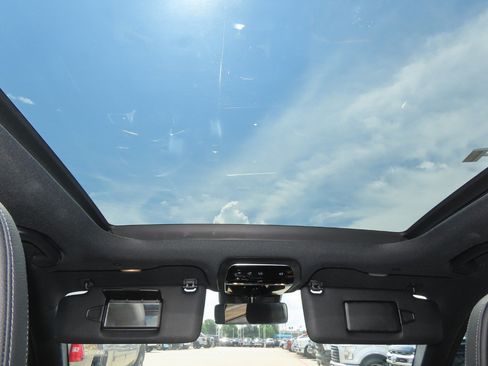 Used 2025 Mercedes-Benz GLC 300 image 23