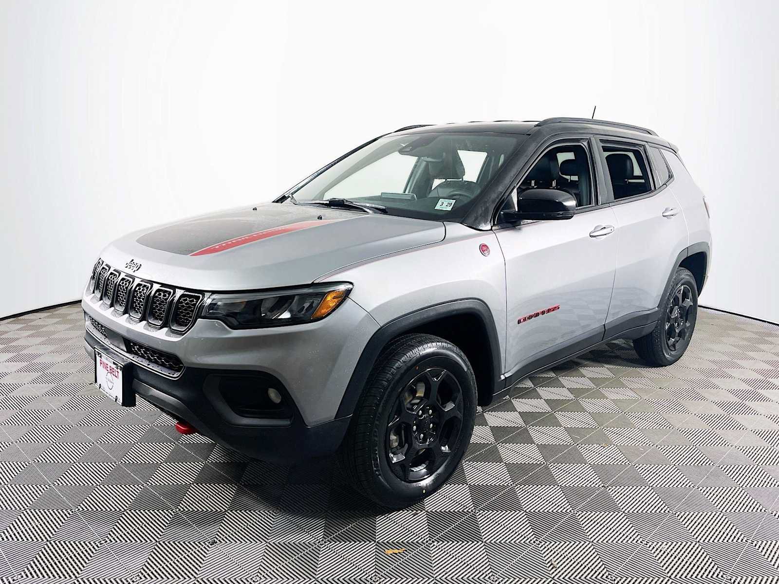 Used 2024 Jeep Compass Trailhawk AWD/4WD image 1