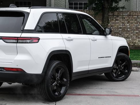 Used 2023 Jeep Grand Cherokee Altitude AWD/4WD image 17