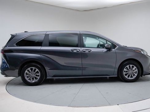 Used 2025 Toyota Sienna XLE image 6
